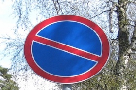 На территории города продолжается установка дорожных знаков