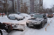 Припаркованные автомашины на улицах города и во дворах – проблема при уборке снега
