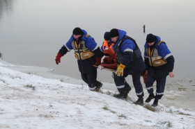 Железногорские спасатели проверили свои силы в учениях по спасению на воде зимой