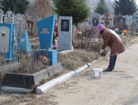 В Железногорске на кладбища завезли песок
