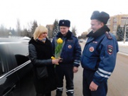 В Железногорске прошла акция «Цветы для автоледи»