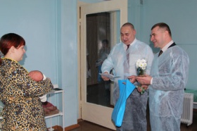 Глава города и председатель Железногорской Думы поздравили новорожденных в городском родильном доме
