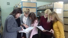 Учащиеся школы № 8 знакомятся с документами архива. 20.11.2017