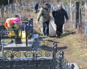 Городское кладбище приводят в порядок после зимы
